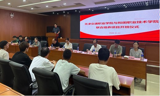 教师代表与及新疆和田联合培养的46名